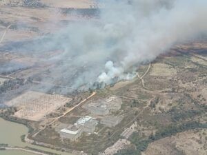 El incendio de Valdecaballeros obliga a evacuar a 440 personas de un camping y de Cíjara