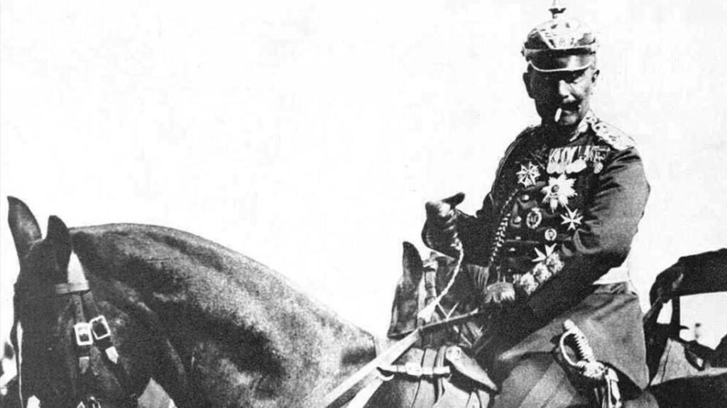 El emperador Guillermo II de Alemania, a caballo durante la Primera Guerra Mundial, último gobernante de la dinastía Hohenzollern.