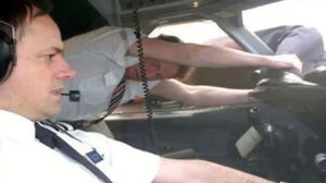 El milagro del piloto que voló colgado del parabrisas de un avión a ocho mil metros de altura