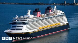El padre que saltó de un crucero de Disney para salvar a su hija que había caído al mar