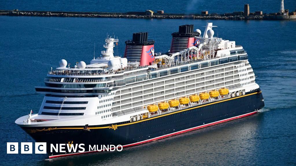El padre que saltó de un crucero de Disney para salvar a su hija que había caído al mar