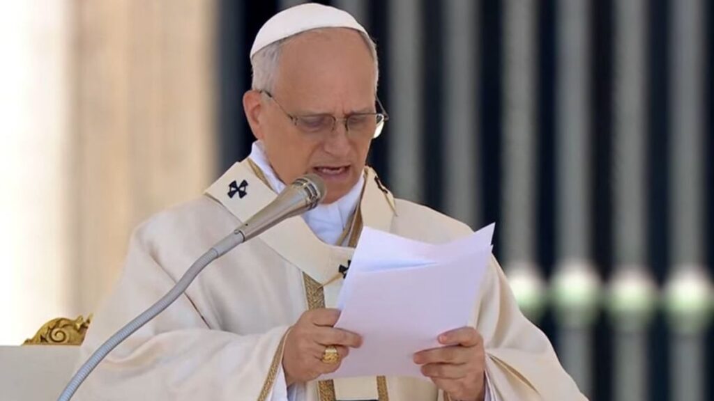 El papa León XIV condenó el ataque israelí a una iglesia en Gaza y llamó a un cese inmediato del fuego