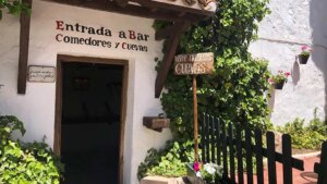 El restaurante-museo a media hora de Madrid donde puedes comer dentro de unas antiguas cuevas del siglo XVIII
