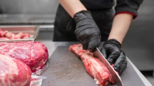 El truco definitivo que debes saber para cortar la carne según un carnicero (y no importa que no tengas un buen cuchillo)