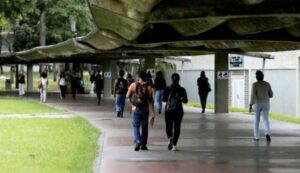 Eliminan cobro de paquetes de grado en universidades públicas