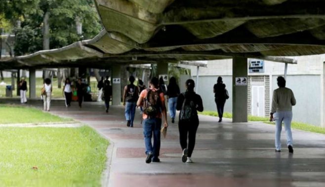 Eliminan cobro de paquetes de grado en universidades públicas