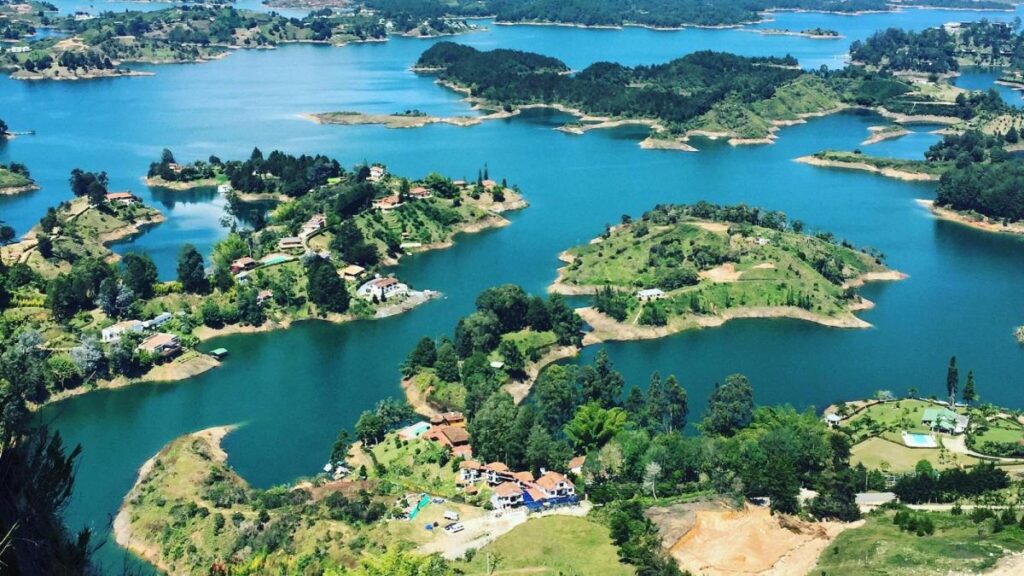 Emergencia por la muerte de un hombre que murió ahogado en Guatapé; era conocido por recuperar objetos de turistas