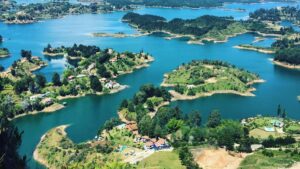 Emergencia por la muerte de un hombre que murió ahogado en Guatapé; era conocido por recuperar objetos de turistas