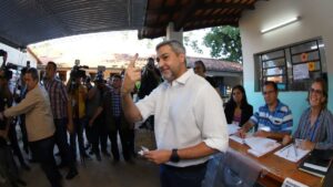 En Paraguay investigan cuentas del expresidente Mario Abdo Benítez en un paraíso fiscal
