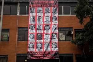 Encapuchados armados ingresaron al CNP y destruyeron pancarta