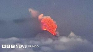 Entra en erupción un volcán en Rusia tras el potente terremoto que provocó evacuaciones y alertas de tsunami