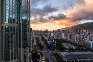 Entre las 10 ciudades menos habitables del 2025