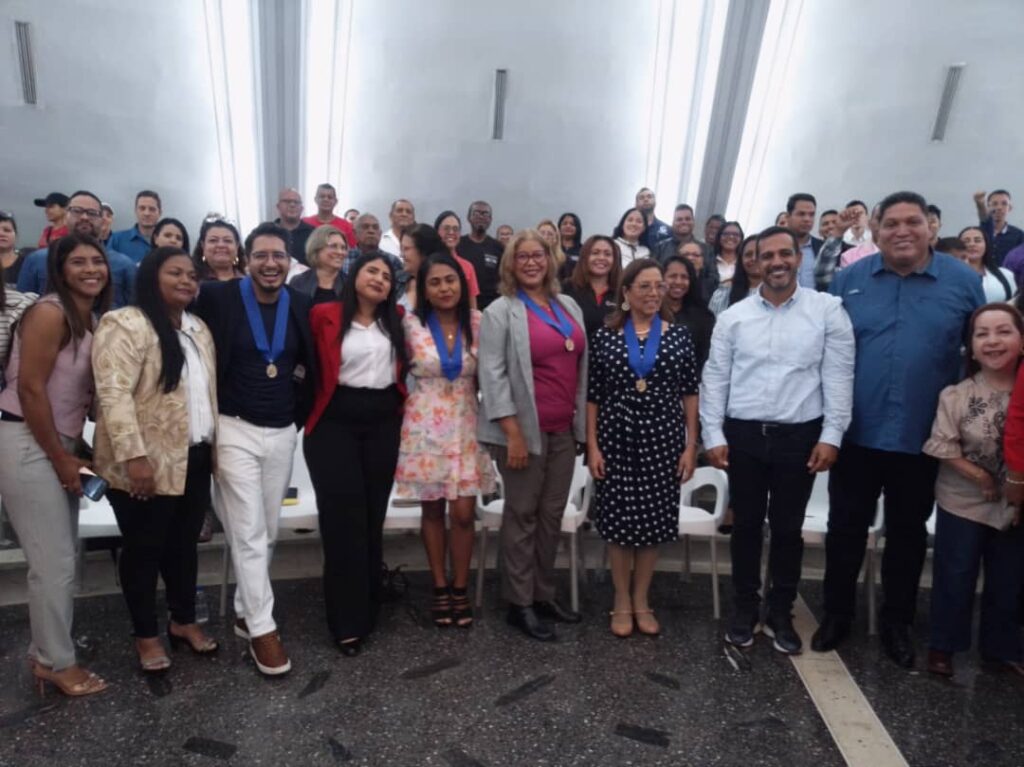 Entregan la Orden Casto Fulgencio López a periodistas