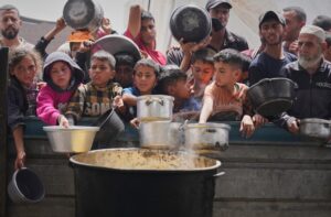 «Es como darle analgésicos a un paciente con cáncer sin tratarlo»: Israel anuncia «pausa táctica» y permite el ingreso de algunos camiones de ayuda a Gaza – AlbertoNews