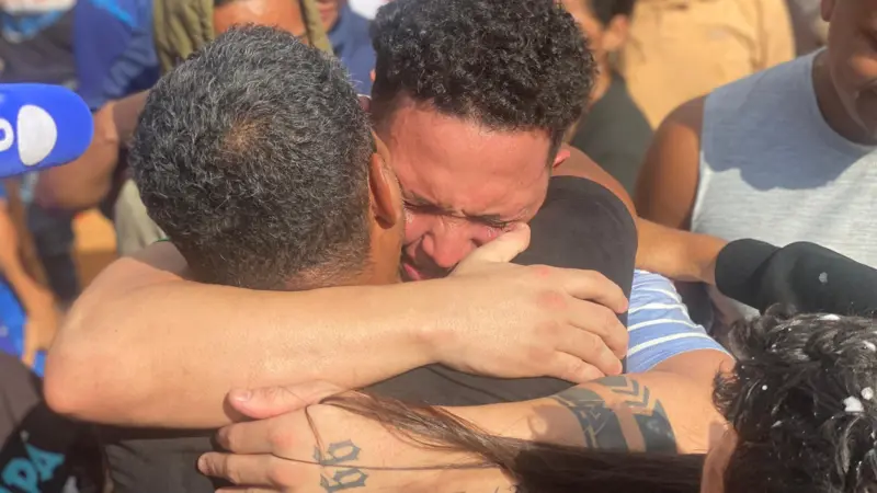 "Es un infierno lo que vivimos": barrio de Maracaibo festeja regreso de cuatro venezolanos repatriados desde el Cecot