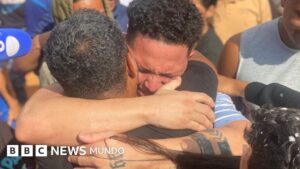 «Es un infierno lo que vivimos»: un barrio de Venezuela festeja el regreso de 4 repatriados que denuncian abusos en el CECOT, la cárcel de máxima seguridad de El Salvador