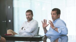 Escribano comparte con sus bancos el 1,9% de sus dividendos en Indra