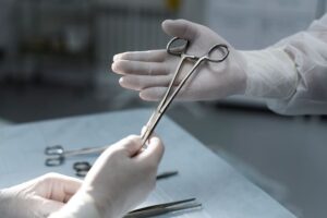 Esperó dos años por una cirugía y cuando llegó el momento, los médicos cometieron un terrible error