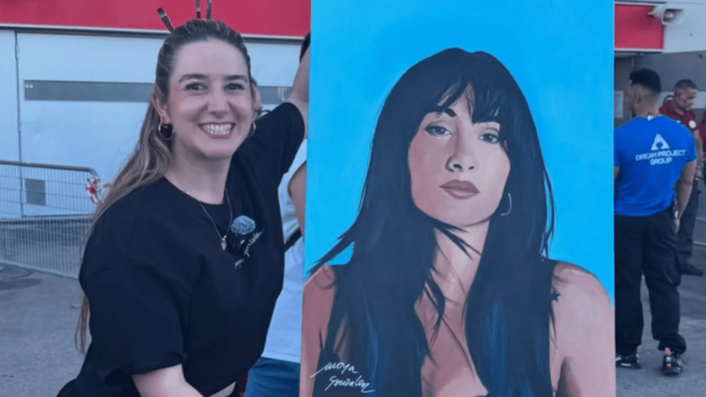 Esther Moya, la artista que pinta cantantes, lo vuelve a hacer en el Metropolitano con un asombroso retrato de Aitana