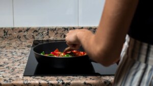 Esto es lo que nunca debes hacer cuando cocines en sartenes antiadherentes