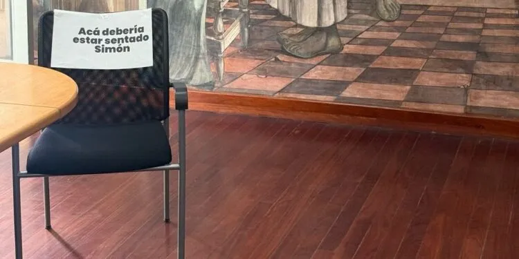 Estudiantes de la UCV protestan en silencio por detención arbitraria de Simón Bolívar (Fotos)