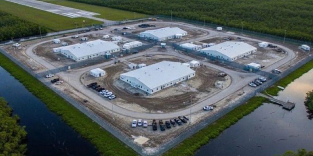 Centro de detención Alcatraz caimán en Florida comienza a recibir detenidos