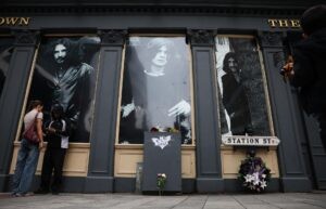 FOTOS: Birmingham se despide de Ozzy Osbourne con un emotivo y multitudinario cortejo fúnebre