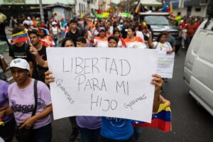 Familiares de deportados marchan en Caracas