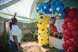 Familias de migrantes repatriados de El Salvador esperan con ansias abrazo de reencuentro