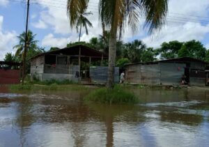 Familias se refugian en escuela por crecida del río Orinoco