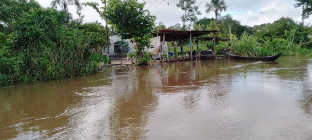Familias tomaron escuela por crecida del río Orinoco
