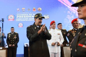 “Fijen su vista en él”, Maduro revive a Chávez una vez más y se lo impone a los militares