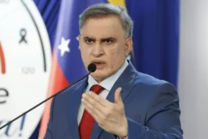 Fiscal Saab denuncia golpizas y abusos a migrantes en megacárcel salvadoreña