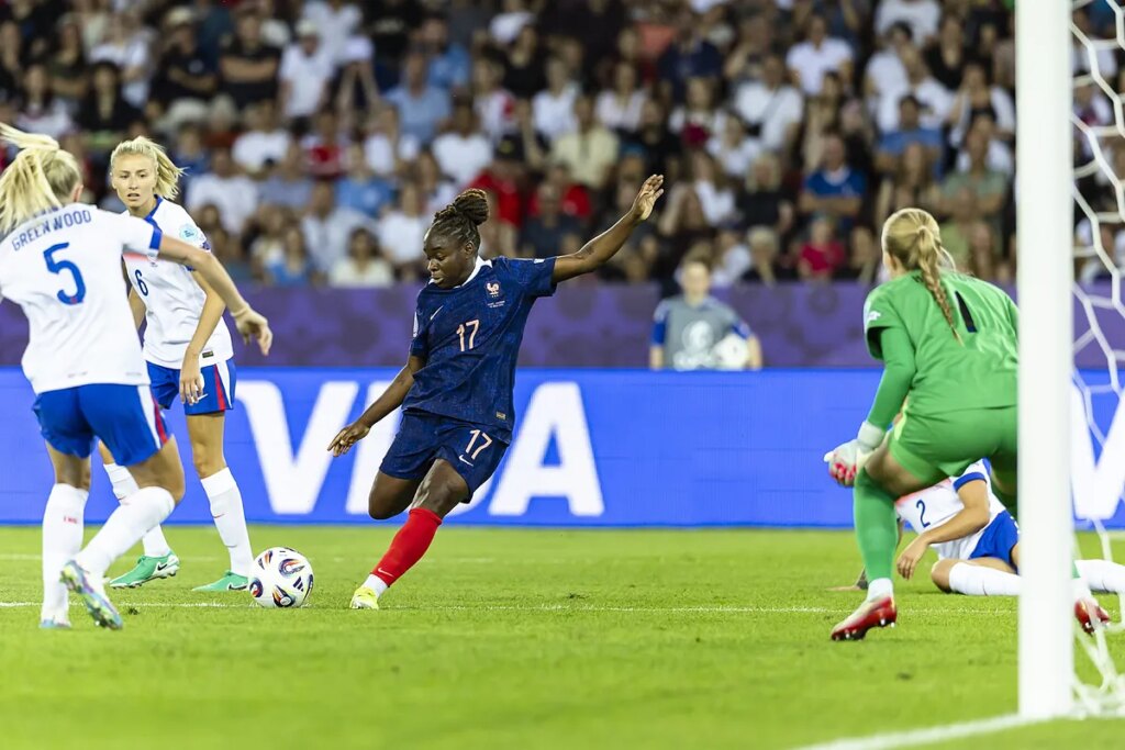 Francia asesta el golpe a una gris Inglaterra y le complica la vida en el grupo de la muerte