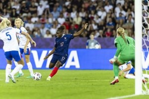 Francia asesta el golpe a una gris Inglaterra y le complica la vida en el grupo de la muerte