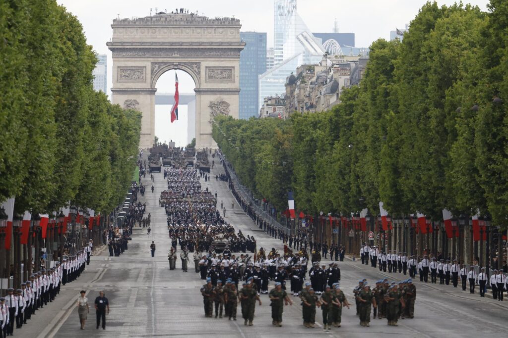 Francia exhibe músculo militar en la conmemoración de la Toma de la Bastilla