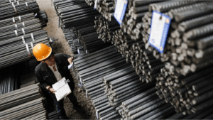 Francia pide endurecer barreras comerciales para frenar el avance industrial de China en Europa