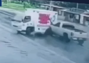 Fuerte choque entre ambulancia y camioneta dejó cinco heridos