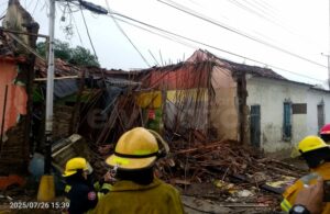 Fuertes lluvias ocasionan el colapso parcial de dos viviendas de bahareque del Casco Central de Barcelona