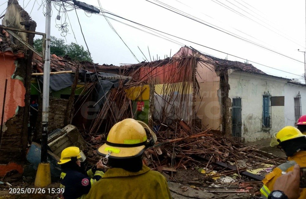 Fuertes lluvias ocasionan el colapso parcial de dos viviendas de bahareque del Casco Central de Barcelona