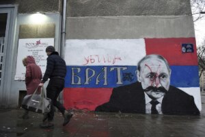 Gas, propaganda y armas: la guerra de Ucrania pone al 'Putin serbio' en su momento decisivo