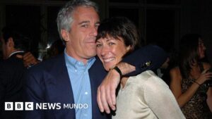 Ghislaine Maxwell, la mujer condenada a 20 años de prisión por tráfico sexual de menores a la que la Fiscalía de EE.UU. quiere volver a interrogar por el caso de Jeffrey Epstein