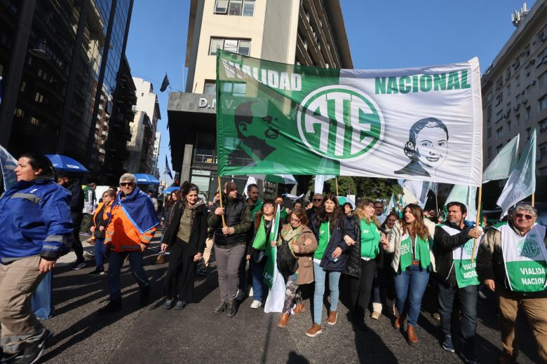 Gobierno de Milei disuelve o transforma por decreto 101 organismos públicos en un año
