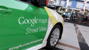 Google Street View captó a un hombre desnudo y le salió caro
