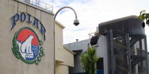 Grupo de extrabajadores protestan en empresas Polar