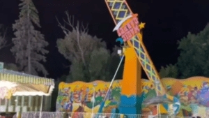 Grupo de hombres se percató de la falla en una atracción de un parque de diversiones y encontraron la forma de estabilizarlo