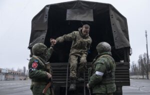 Guerra Ucrania | Directo: EEUU detiene el envío de armas clave a Kiev y Rusia dice que "acerca el final" de la invasión