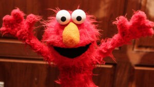 ‘Hackean’ la cuenta de Elmo y postean mensajes contra Trump y los judíos