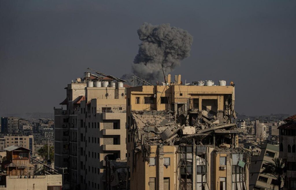 Una columna de humo sobre un edificio de Gaza City, durante un bombardeo de Israel, este miércoles.