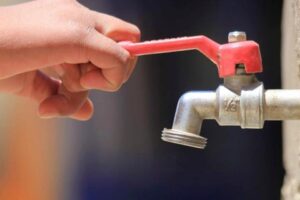 Hidrocapital restablece servicio de agua tras reparar tubería que tres entidades